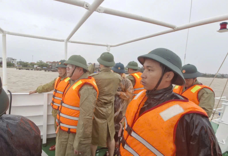 Quảng Trị trắng đêm tìm kiếm 9 ngư dân trên 2 tàu cá đang mất tích -0