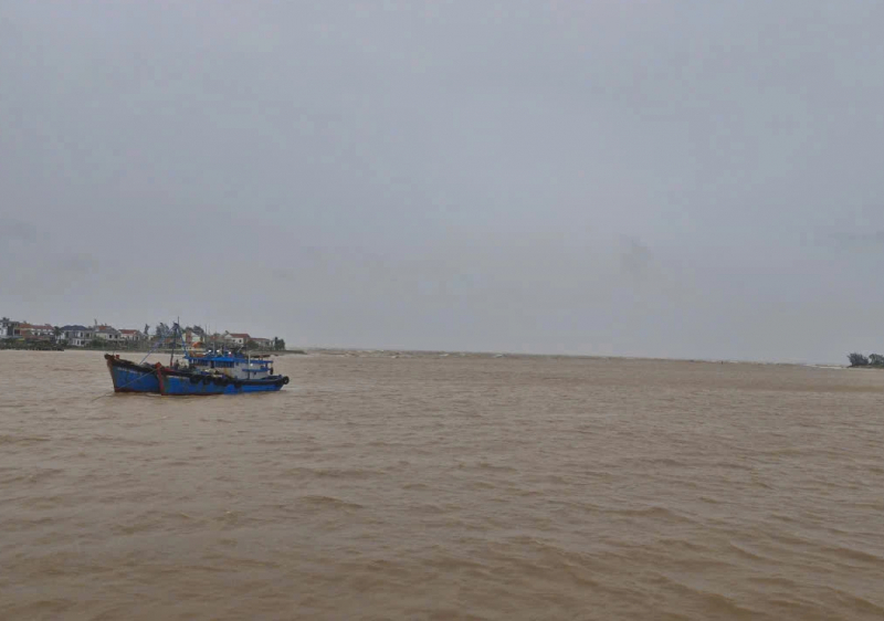 Quảng Trị trắng đêm tìm kiếm 9 ngư dân trên 2 tàu cá đang mất tích -0