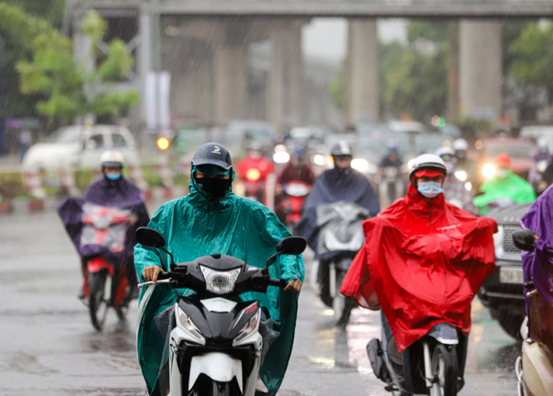 Miền Bắc và Trung Bộ nhiều nơi mưa như trút do bão, Hà Nội se lạnh -0