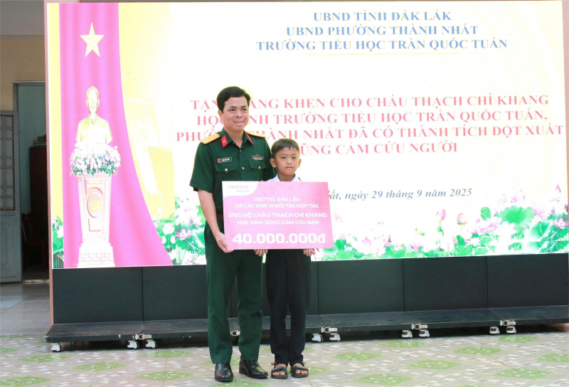 Dũng cảm cứu bạn trong vụ thảm án, một học sinh được Chủ tịch tỉnh tặng Bằng khen -0