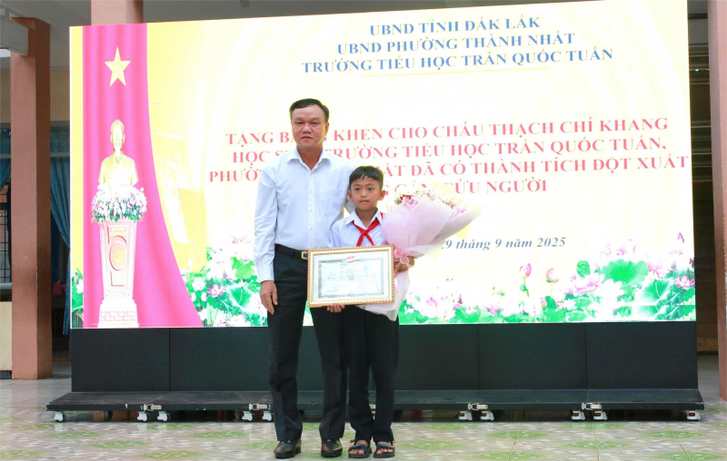 Dũng cảm cứu bạn trong vụ thảm án, một học sinh được Chủ tịch tỉnh tặng Bằng khen -0