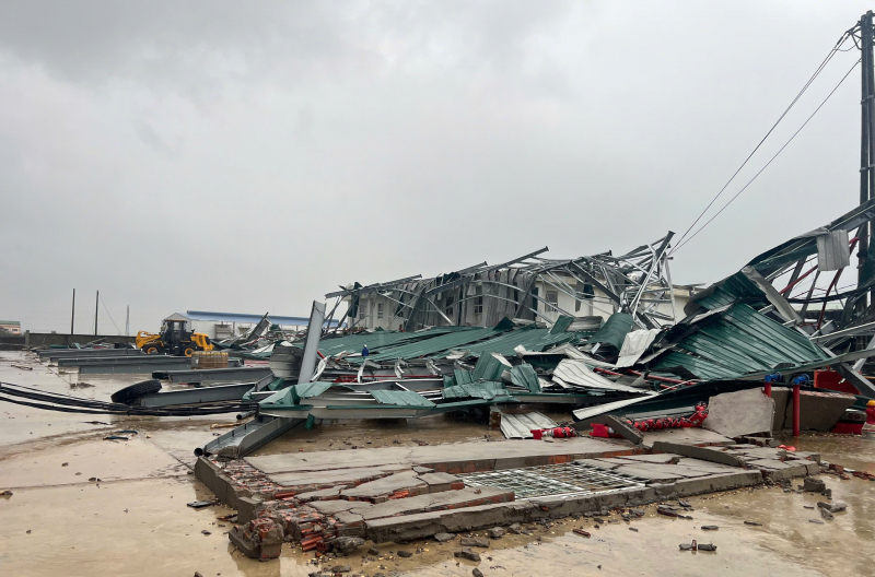 Doanh nghiệp, trường học tan hoang trước sức công phá của bão số 10 -1