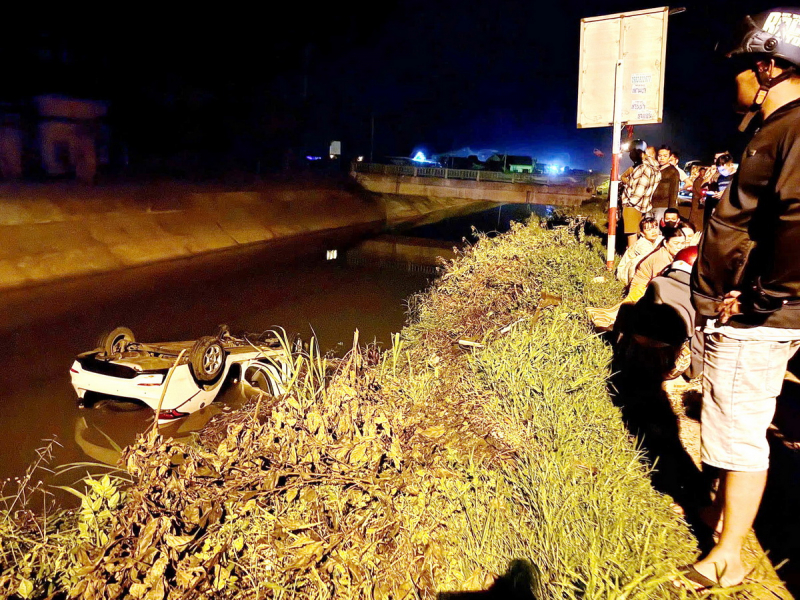  Tài xế tử vong sau khi xe du lịch lao xuống kênh dẫn nước bên đường quốc lộ 29 -0