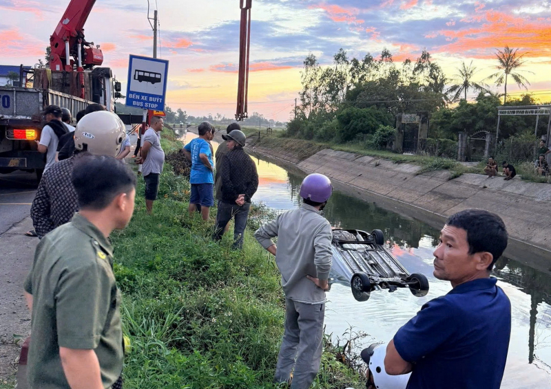  Tài xế tử vong sau khi xe du lịch lao xuống kênh dẫn nước bên đường quốc lộ 29 -0
