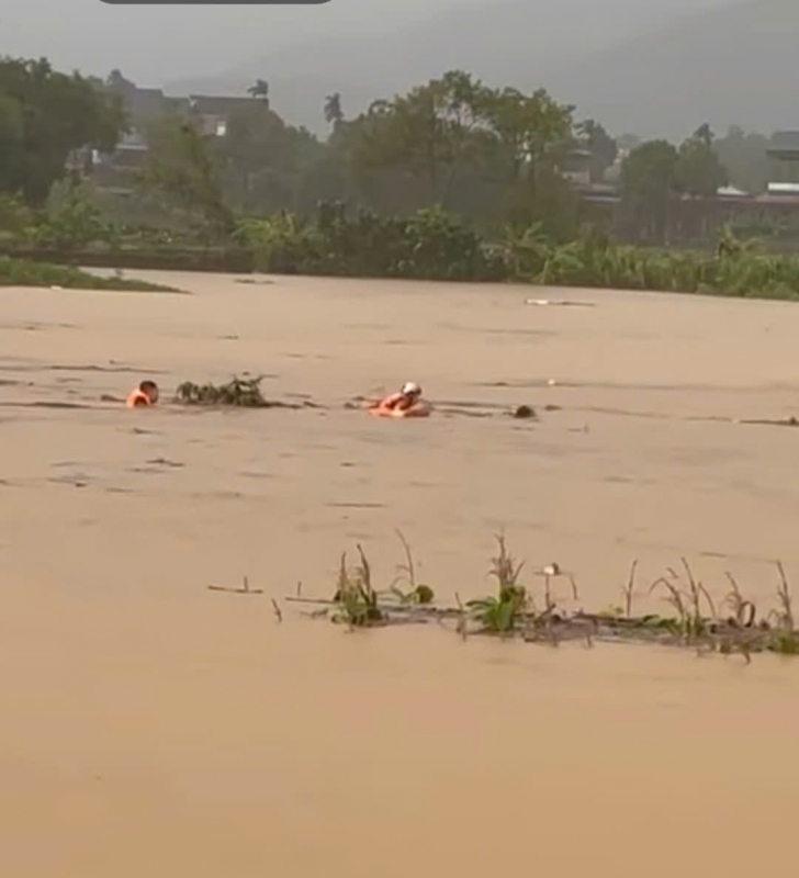 Công an xã cứu 2 người bị nước lũ cuốn trôi -0