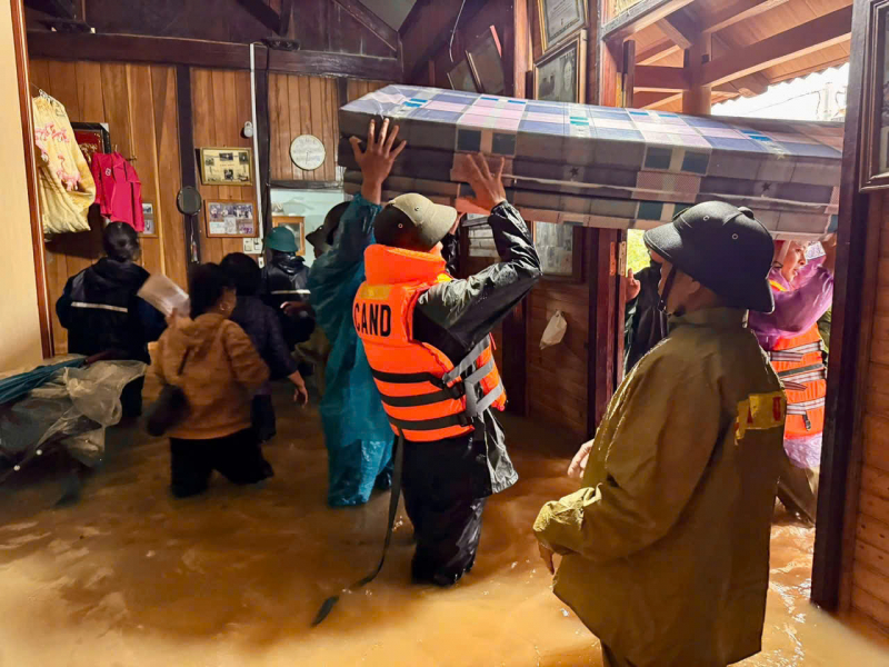 Vững vàng nơi bão lũ, là điểm tựa của nhân dân -0