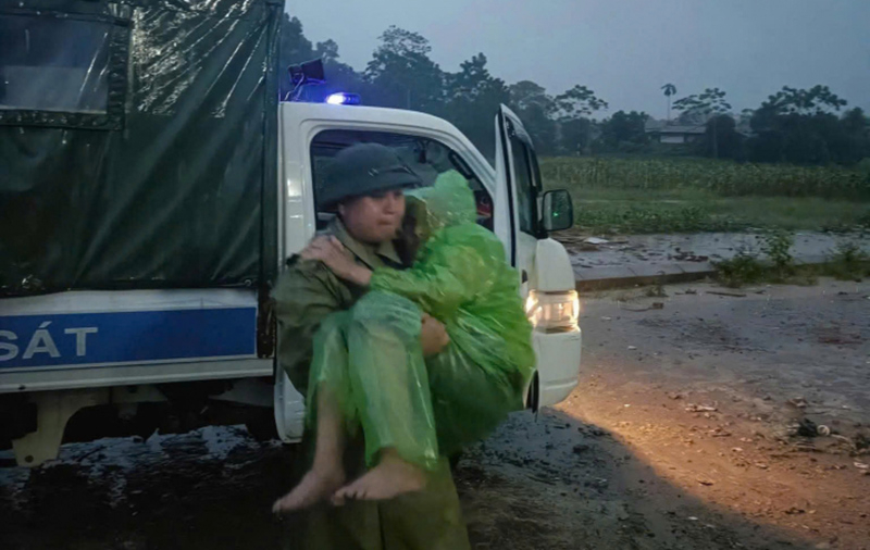 Vững vàng nơi bão lũ, là điểm tựa của nhân dân -0