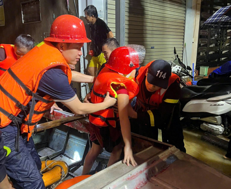 Vững vàng nơi bão lũ, là điểm tựa của nhân dân -0