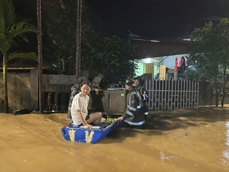 Hình ảnh đẹp Cảnh sát cơ động giúp dân khắc phục hậu quả mưa bão tại các địa phương -0