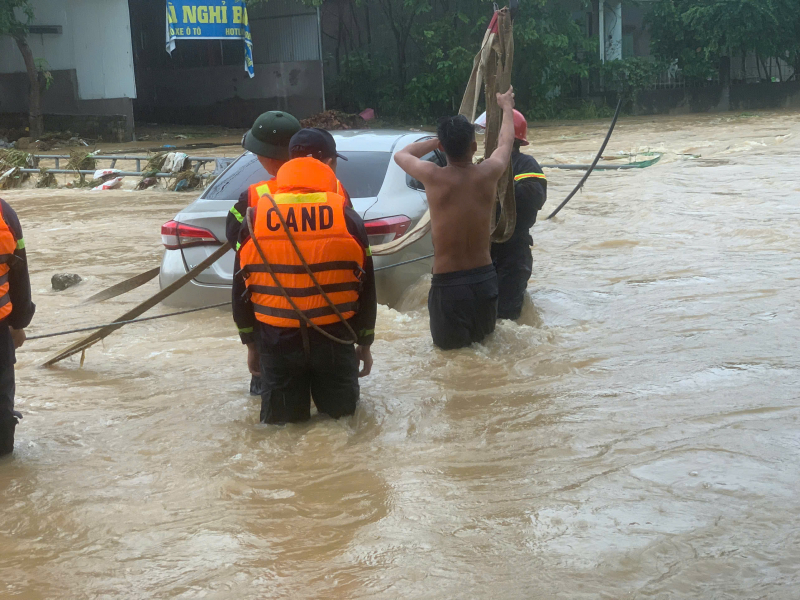 Vững vàng nơi bão lũ, là điểm tựa của nhân dân -0