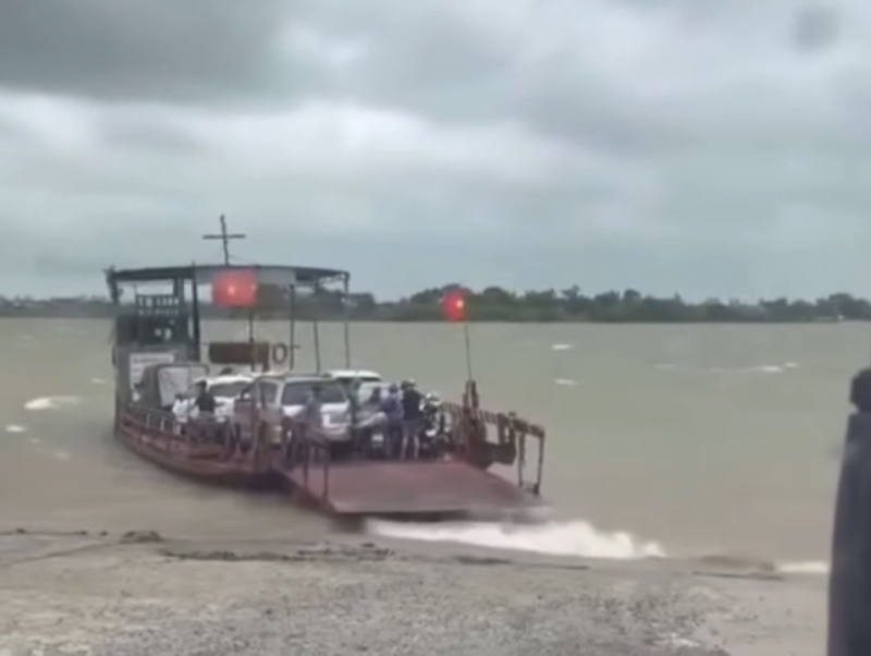 Chủ phà bị phạt 20,5 triệu vì chở khách qua sông khi sóng to, gió lớn -1