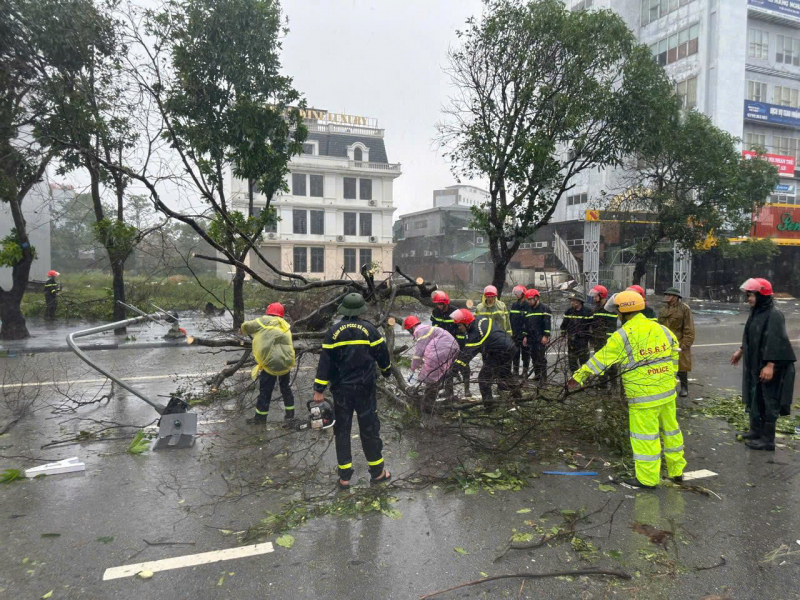 Thủ tướng yêu cầu khẩn trương hỗ trợ nhân dân khắc phục hậu quả bão số 10 -0