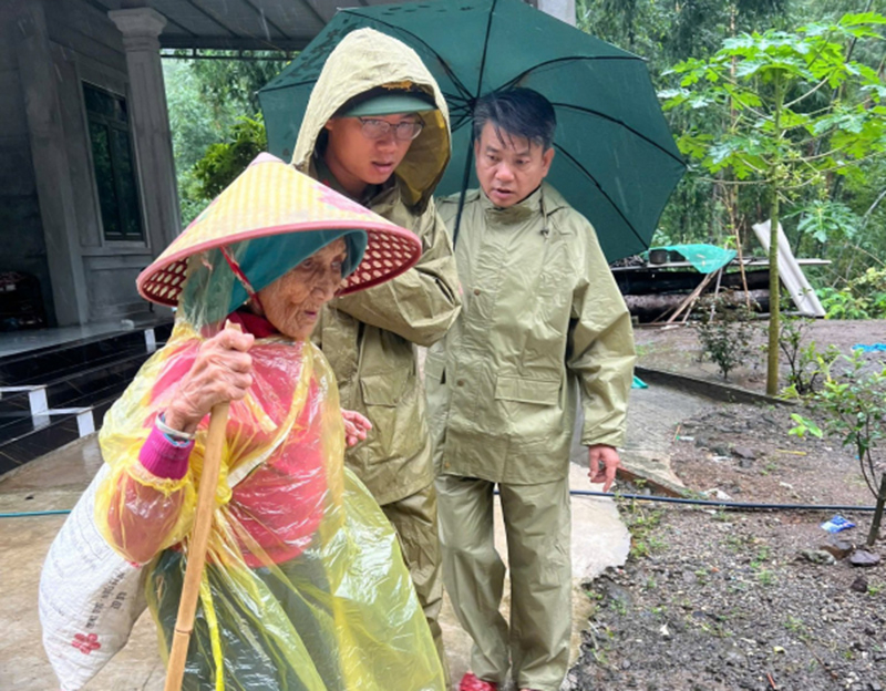 Vững vàng nơi bão lũ, là điểm tựa của nhân dân -1