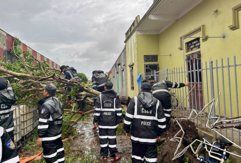 Hình ảnh đẹp Cảnh sát cơ động giúp dân khắc phục hậu quả mưa bão tại các địa phương -0