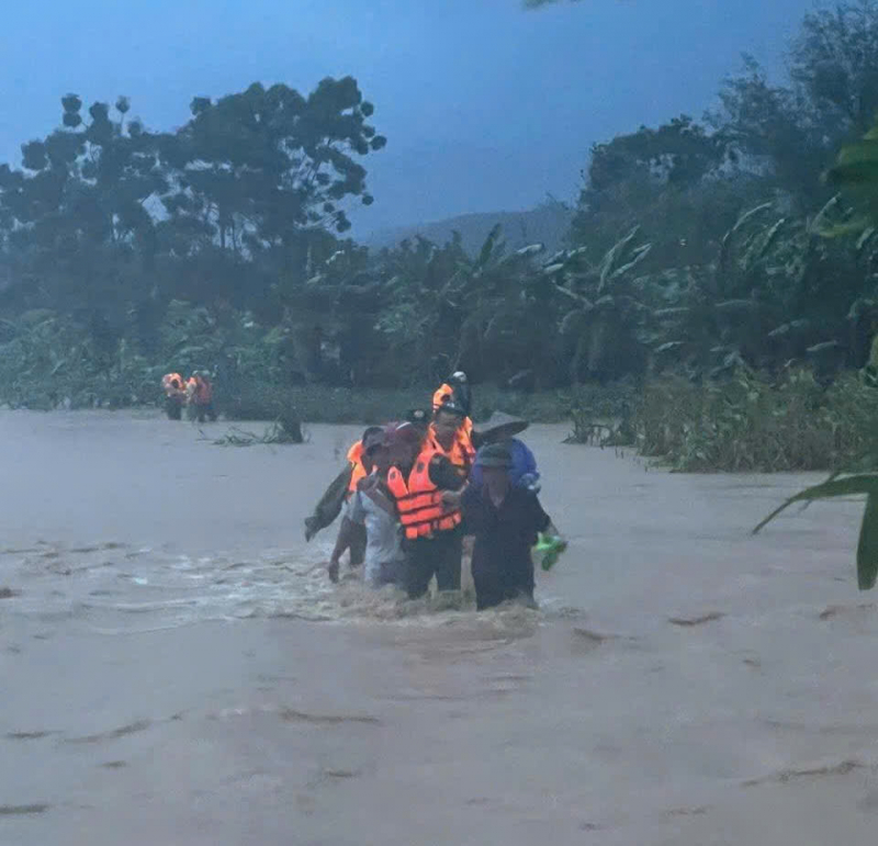 Vững vàng nơi bão lũ, là điểm tựa của nhân dân -1