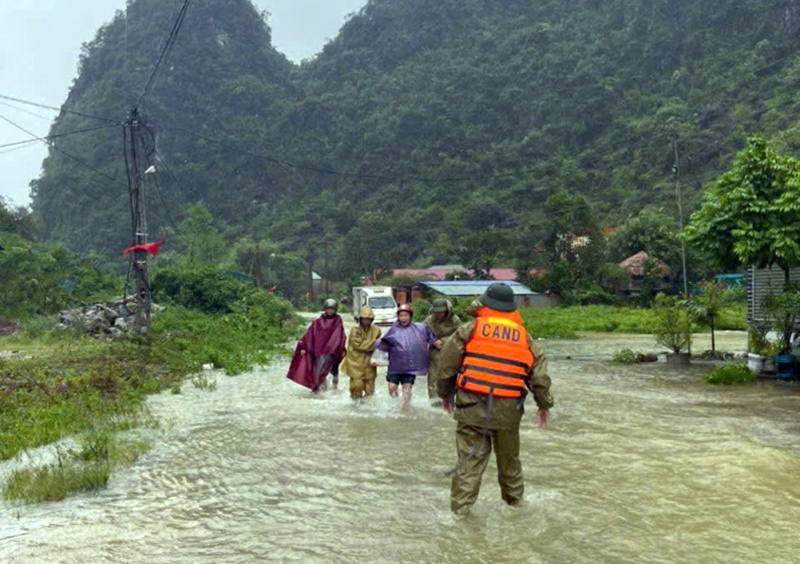 Vững vàng nơi bão lũ, là điểm tựa của nhân dân -0