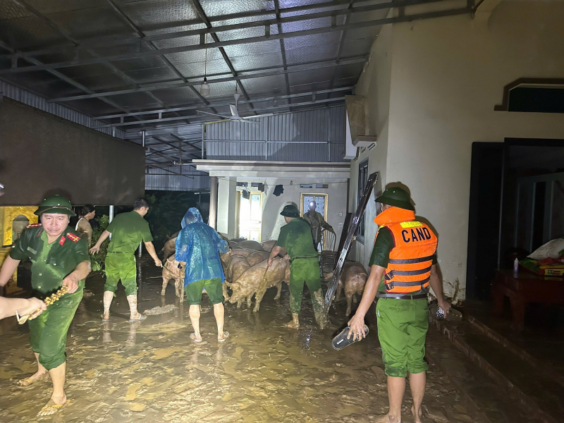 Vững vàng nơi bão lũ, là điểm tựa của nhân dân -0