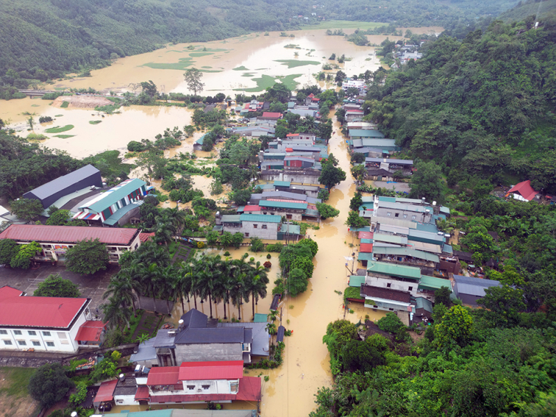 Công an Lào Cai dầm mưa, xuyên đêm cứu hộ người dân vùng ngập lụt -0