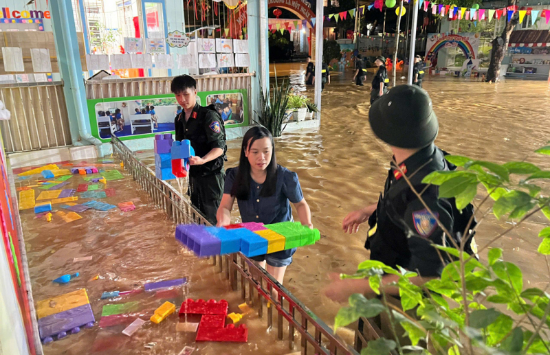 Nhiều hộ dân, trường học ở Cao Bằng ngập sâu do mưa lớn -0