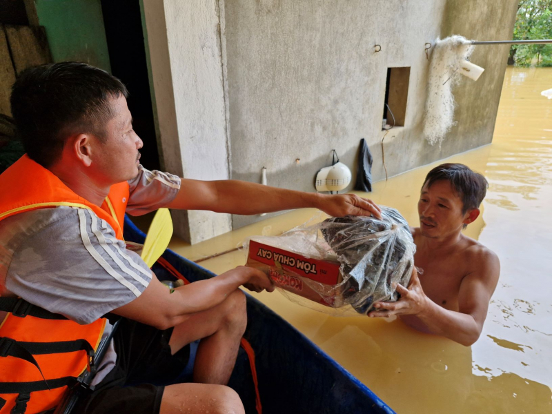 Công an Thanh Hoá tiếp tế thức ăn, nước uống cho người dân vùng lũ lụt -0