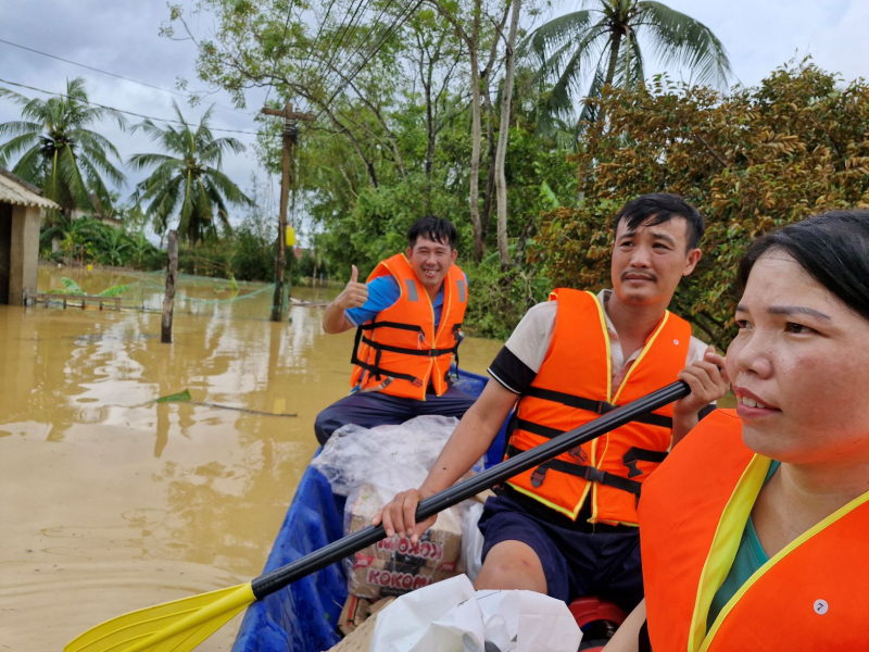 Công an Thanh Hoá tiếp tế thức ăn, nước uống cho người dân vùng lũ lụt -0