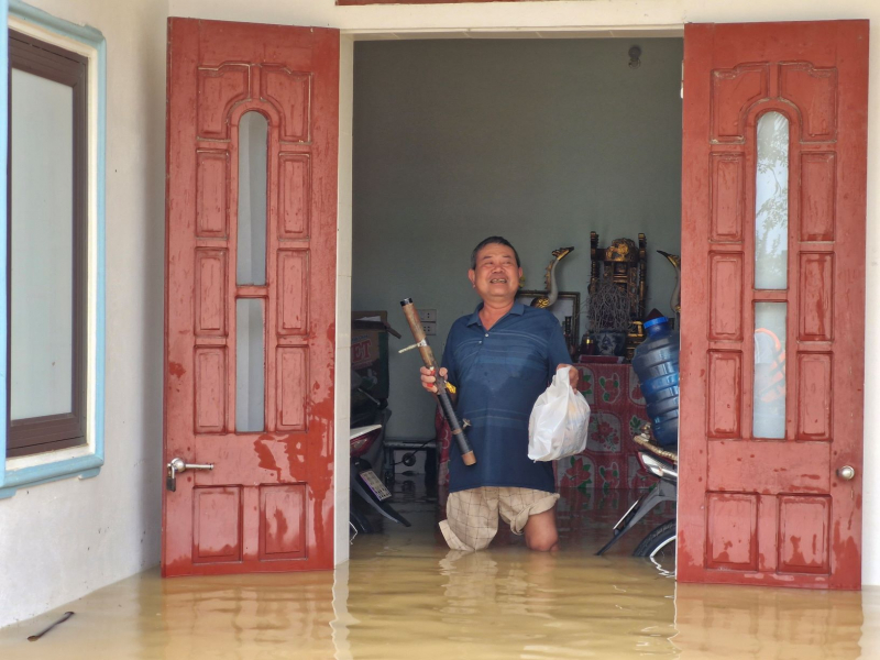 Công an Thanh Hoá tiếp tế thức ăn, nước uống cho người dân vùng lũ lụt -0