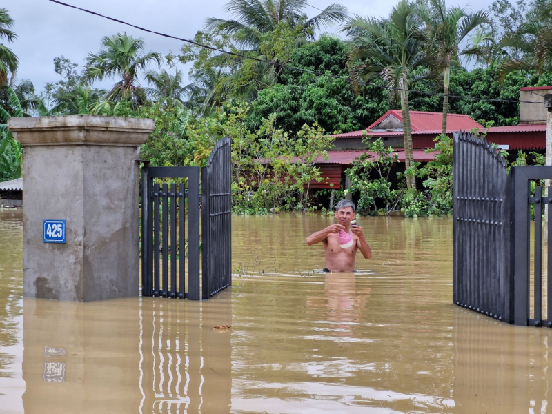 Công an Thanh Hoá tiếp tế thức ăn, nước uống cho người dân vùng lũ lụt -0