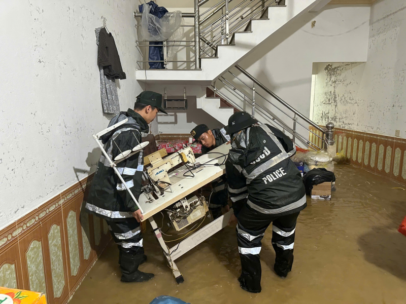 Hình ảnh đẹp Cảnh sát cơ động giúp dân khắc phục hậu quả mưa bão tại các địa phương -0