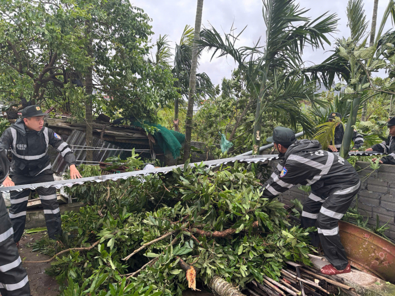 Hình ảnh đẹp Cảnh sát cơ động giúp dân khắc phục hậu quả mưa bão tại các địa phương -0