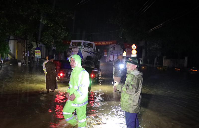 Công an Lào Cai dầm mưa, xuyên đêm cứu hộ người dân vùng ngập lụt -0