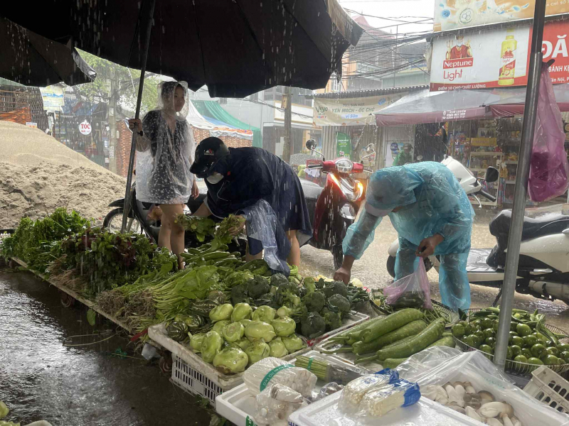 Mưa bão giá nguồn cung hàng hoá, giá cả rau xanh vẫn giữ ổn định -0