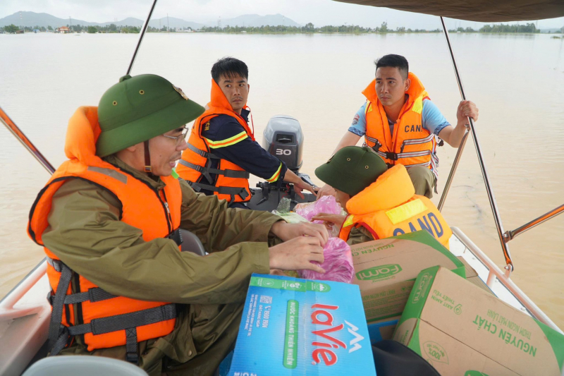 Công an Thanh Hoá tiếp tế thức ăn, nước uống cho người dân vùng lũ lụt -0