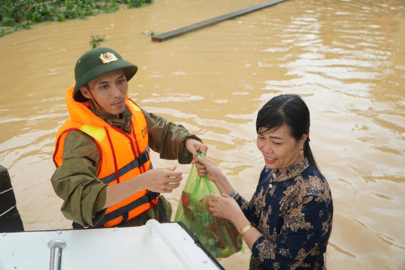 Công an Thanh Hoá tiếp tế thức ăn, nước uống cho người dân vùng lũ lụt -0