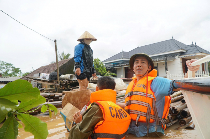 Công an Thanh Hoá tiếp tế thức ăn, nước uống cho người dân vùng lũ lụt -0