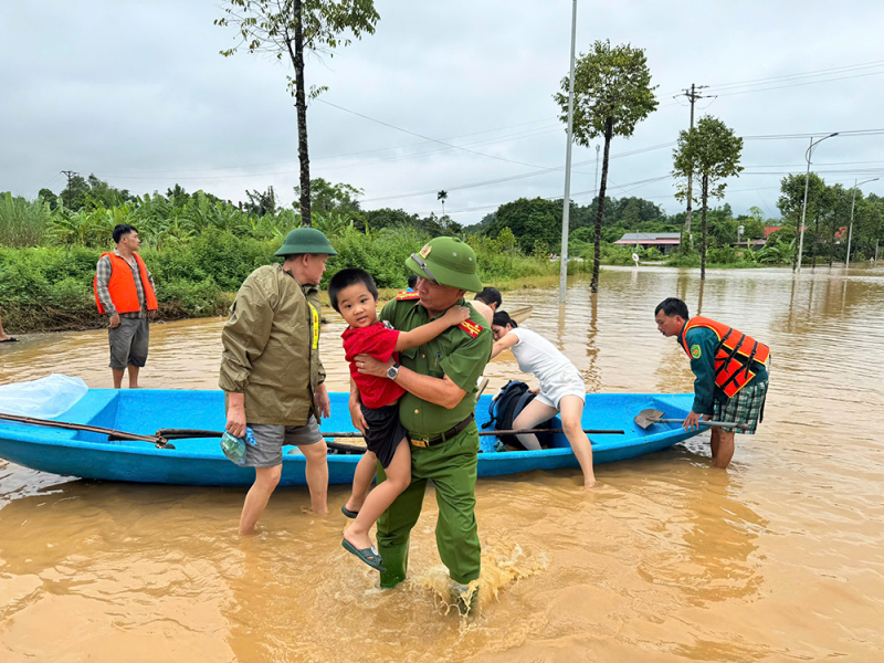 Công an Lào Cai dầm mưa, xuyên đêm cứu hộ người dân vùng ngập lụt -0