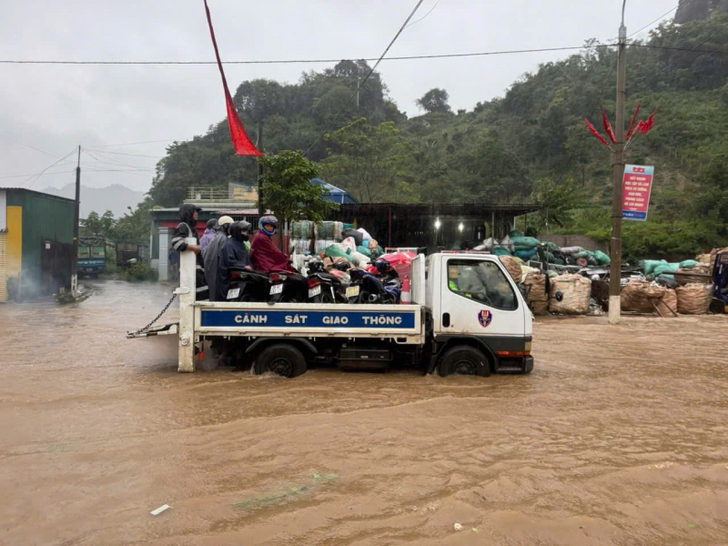 Vững vàng nơi bão lũ, là điểm tựa của nhân dân -0