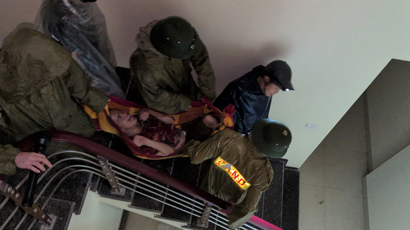 Công an Lào Cai dầm mưa, xuyên đêm cứu hộ người dân vùng ngập lụt -1