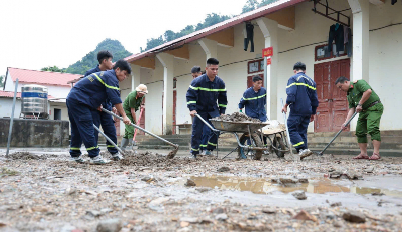 Vững vàng nơi bão lũ, là điểm tựa của nhân dân -1