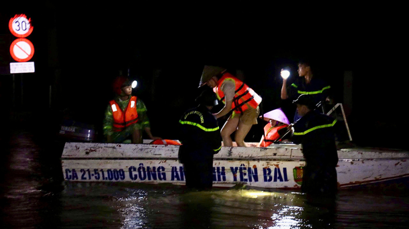 Công an Lào Cai dầm mưa, xuyên đêm cứu hộ người dân vùng ngập lụt -2