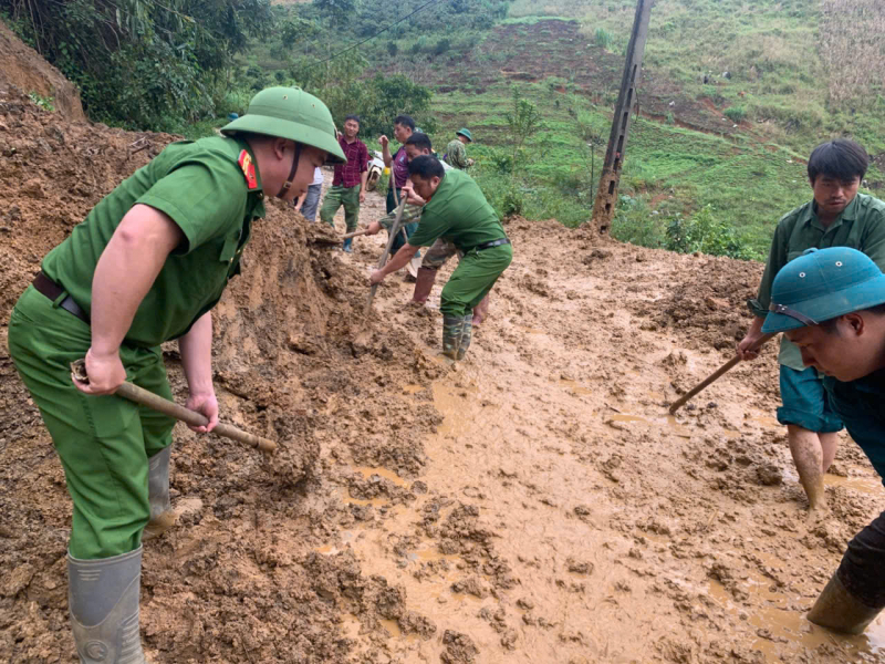 Vững vàng nơi bão lũ, là điểm tựa của nhân dân -2