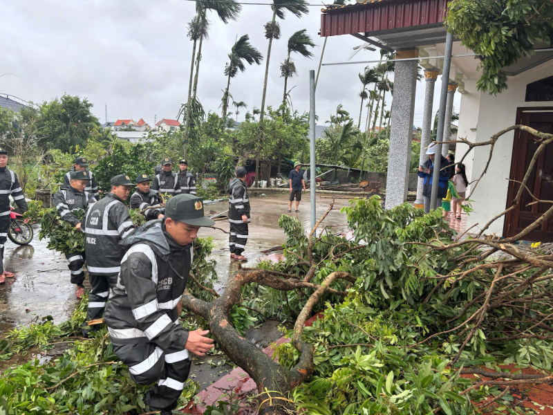Hình ảnh đẹp Cảnh sát cơ động giúp dân khắc phục hậu quả mưa bão tại các địa phương -1