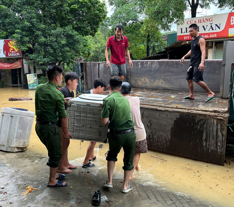 Công an Lào Cai dầm mưa, xuyên đêm cứu hộ người dân vùng ngập lụt -3