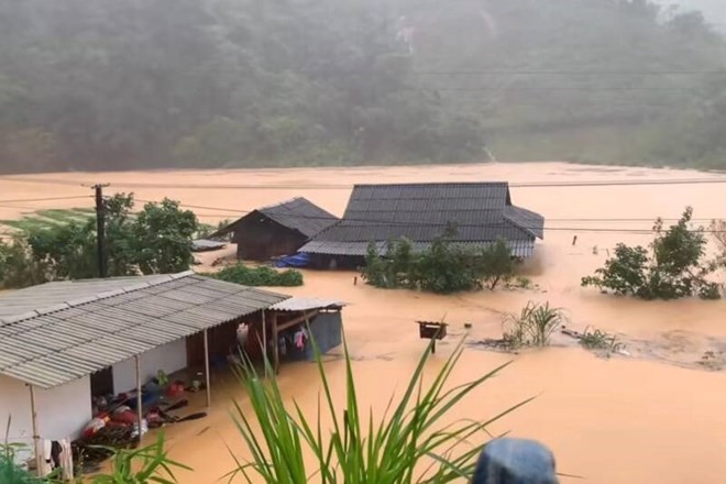 Mưa lớn ở Sơn La tiếp tục gây ngập lụt, sạt lở, cô lập nhiều bản ở vùng cao -0