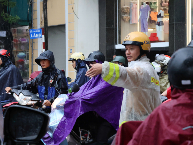 CSGT Thủ đô chủ động ứng phó, đảm bảo giao thông trong mưa bão -0