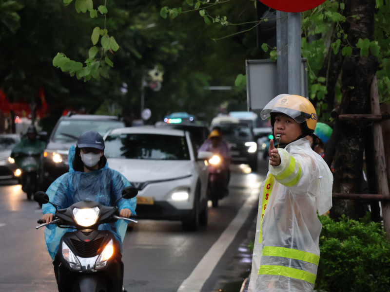 CSGT Thủ đô chủ động ứng phó, đảm bảo giao thông trong mưa bão -0