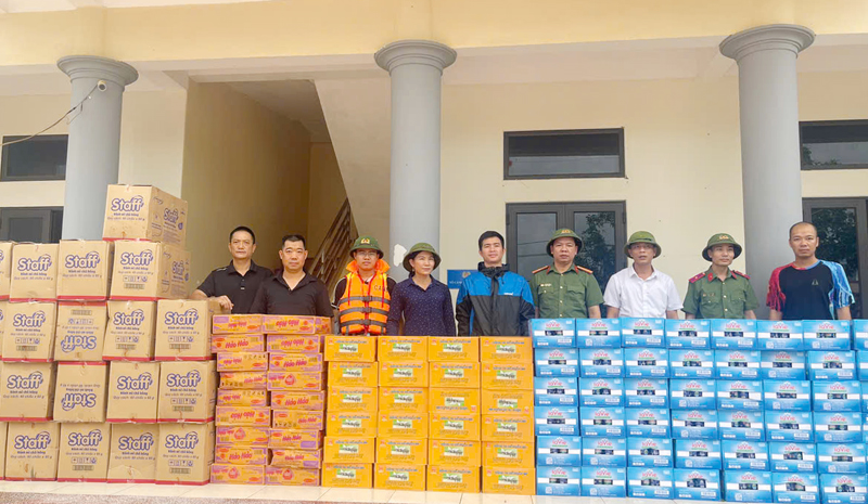 Công an Thanh Hoá tiếp tế thức ăn, nước uống cho người dân vùng lũ lụt -0