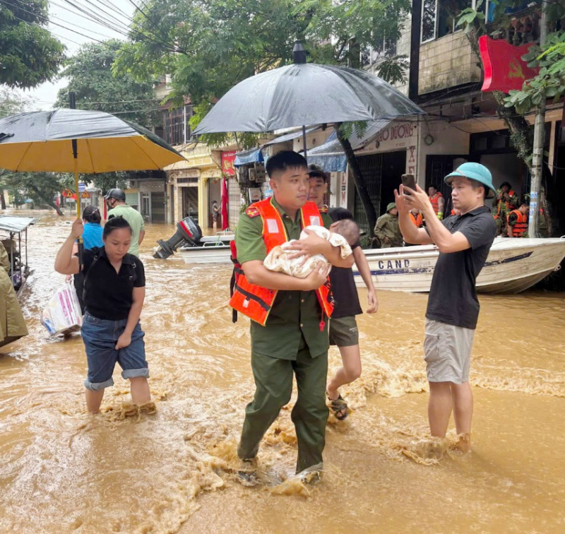 Công an Lào Cai di dời trên 3.000 hộ dân vùng ngập lụt đến nơi an toàn -1