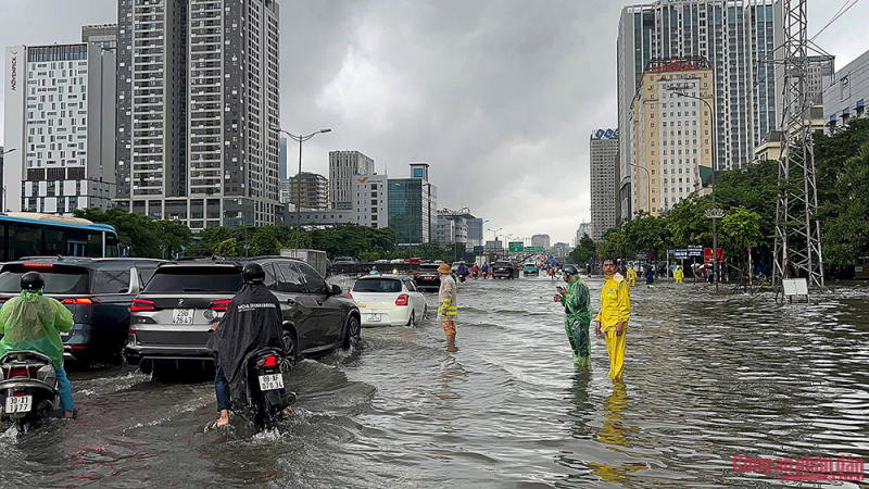 Mưa xối xả trút nước nhấn chìm nhiều tuyến phố Hà Nội -0