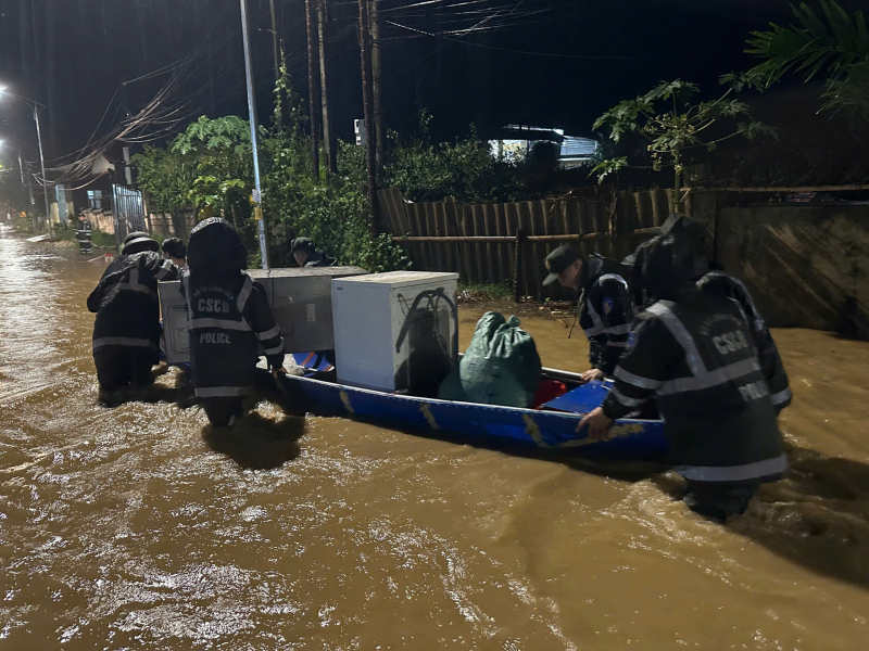 Hình ảnh đẹp Cảnh sát cơ động giúp dân khắc phục hậu quả mưa bão tại các địa phương -1