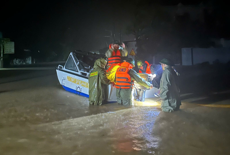 Công an Thanh Hóa “xuyên đêm” khắc phục sự cố đê có nguy cơ vỡ -0